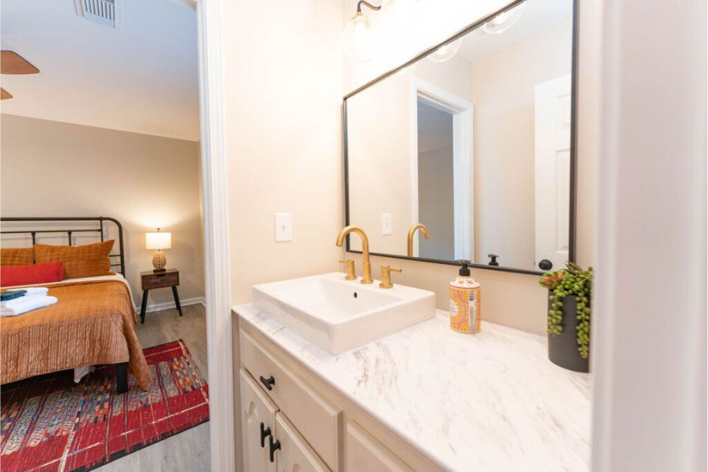 Tuscaloosa, AL rental home jack and jill bathroom