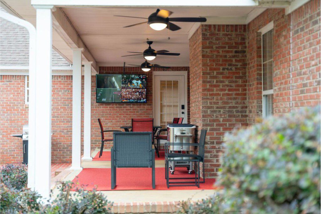 Crimson patio w tv