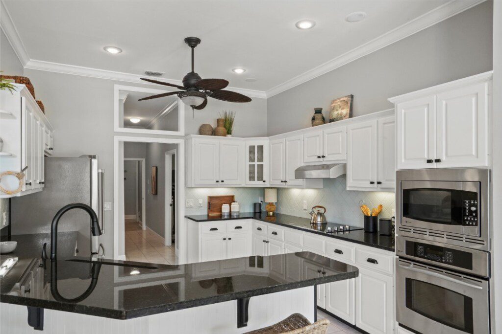 Seaside kitchen w full inside view